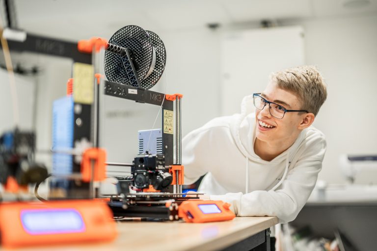 Elev skriver ut på en av våra 3D-skrivare i ett av våra två Makerspace. Här finns massor av utrustning för elever.