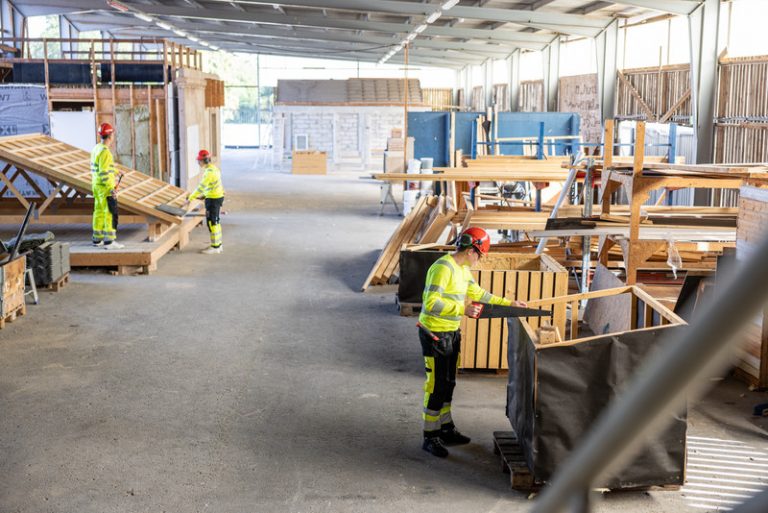  Elever på bygg- och anläggningsprogrammet arbetar för fullt ute i bygghallen. 