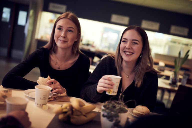 Två glada elever har lunchpaus.