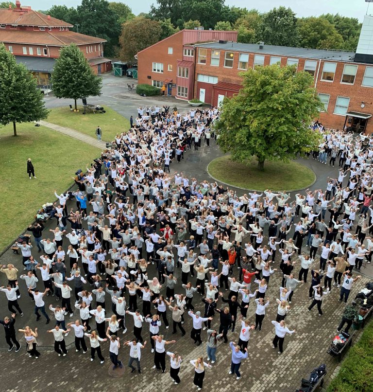 Elever dansar på Polhems skolgård. Bilden är tagen uppifrån.