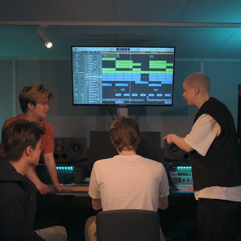 Elever skapar musik i studio.