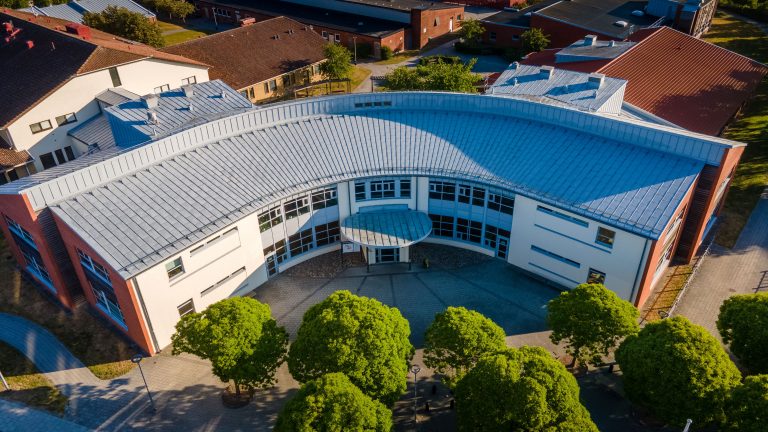 Solsken faller över skolbyggnaden Bastionen