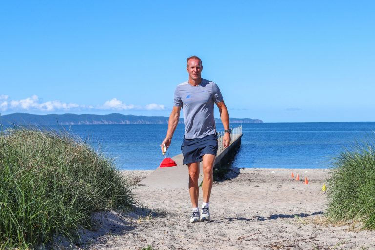 Idrottslärare Daniel förbereder ett fyspass på Båstad strand.