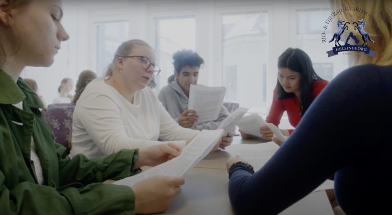 Elever på en teorilektion i skolan i våra ljusa lokaler.