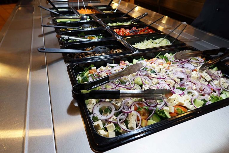 Salladsbuffé på rad i en lunchservering på Ystad Gymnasium.