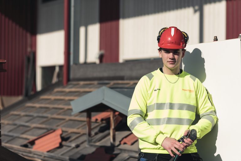 Byggelev som tränar på att lägga tak 