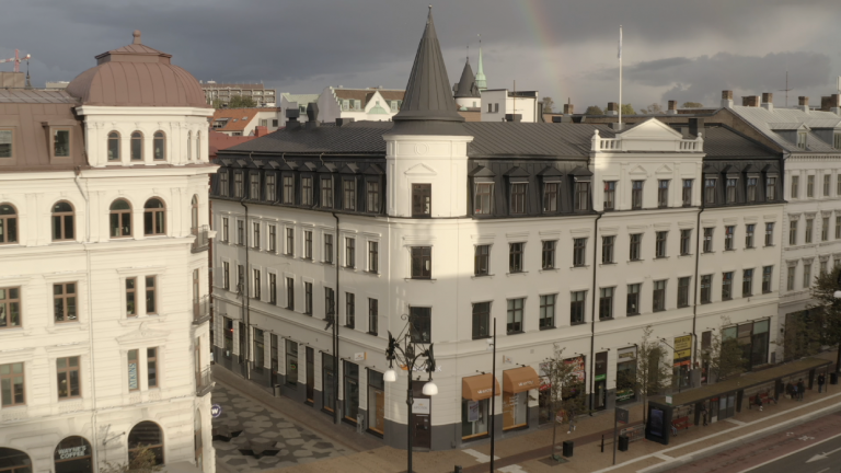 Stor, vit fastighet från sekelskiftet. Mitt emot centralstationen.