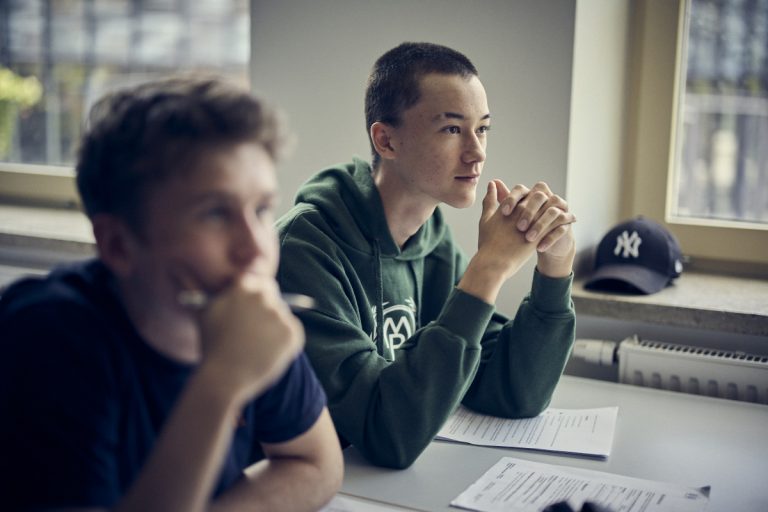 Två elever sitter bredvid varandra i klassrumsmiljö.