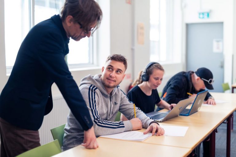 Elever och lärare i klassrummet