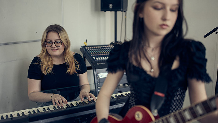 Elever spelar gitarr och keyboard.