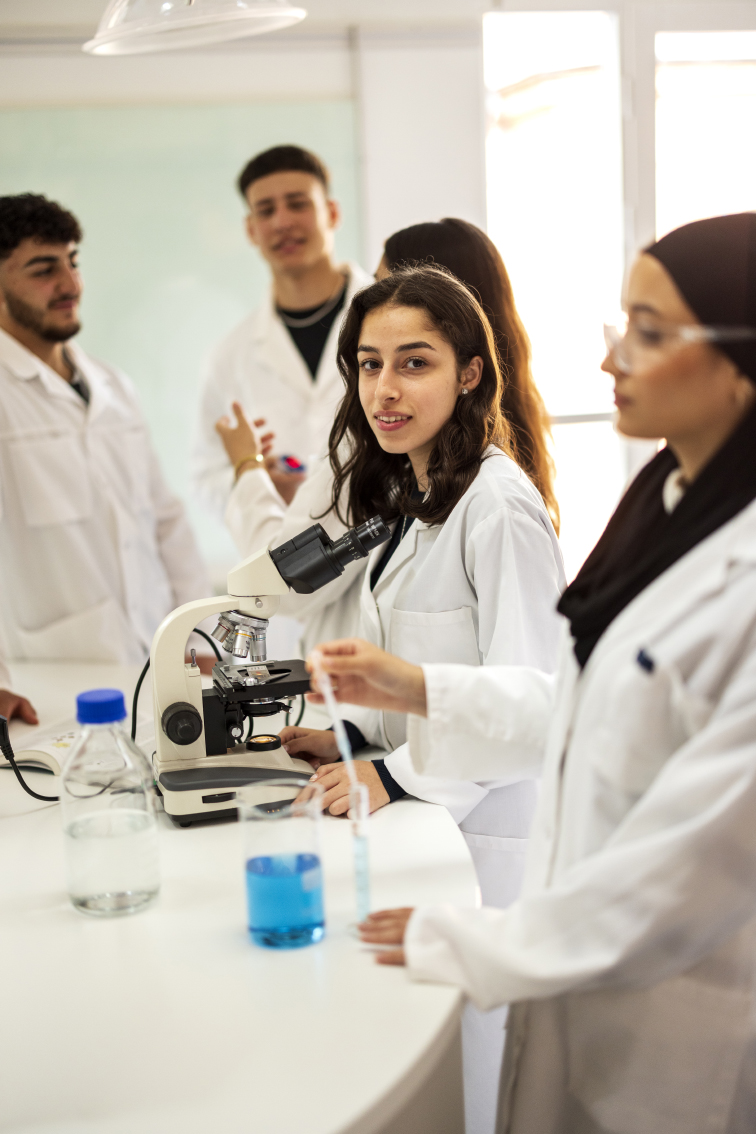 Elever i labbrockar under en biologilaboration i vår fina laborationssal.