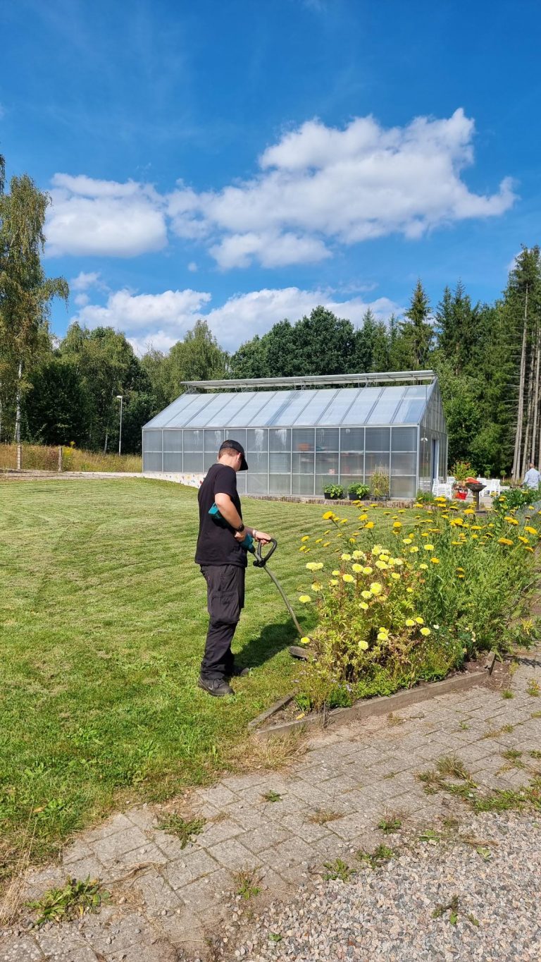 Elev som använder en röjsåg på nationella programmet – skog, mark och djur.