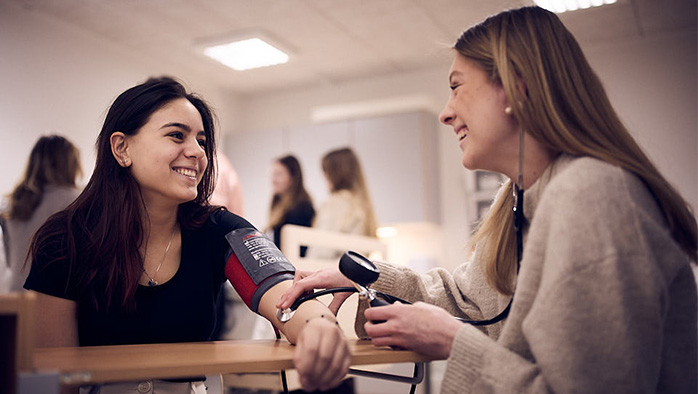 Elev lär sig att mäta blodtryck och puls på sin klasskompis.