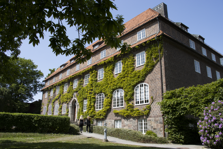 Svalöfs gymnasiums huvudbyggnad byggdes 1921. Det är en gammal, fin byggnad i en grön park.