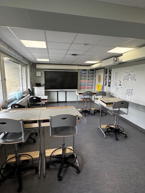 Ett anpassat klassrum på individnivå. I varje klassrum finns en smartboard längst fram som är en interaktiv tavla. 