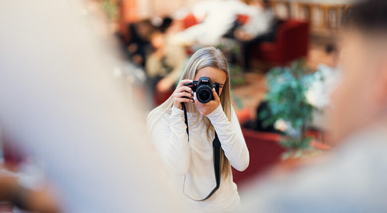 Elev på Ystad Gymnasium som fotograferar