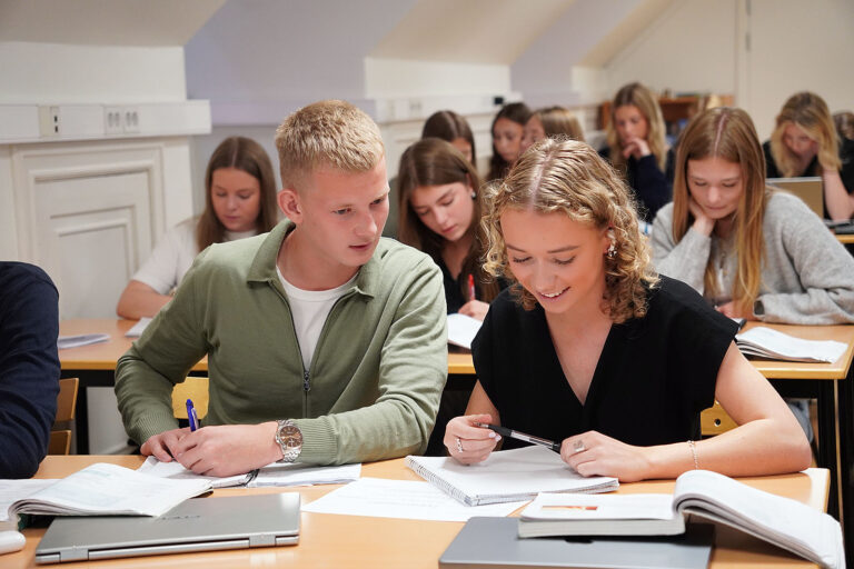 Elever sitter i klassrummet och räknar matematik.