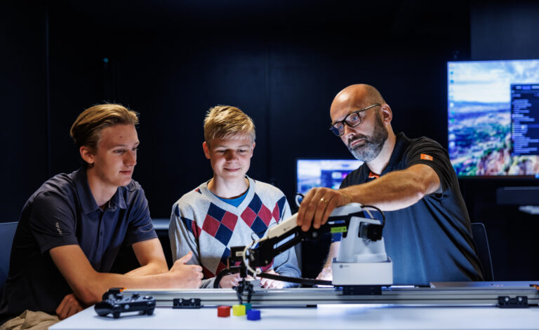 Elever och lärare i vårt makerspace!