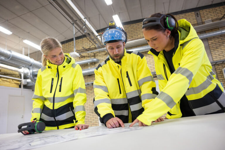  Elever och lärare på bygg- och anläggningsprogrammet diskuterar planer.