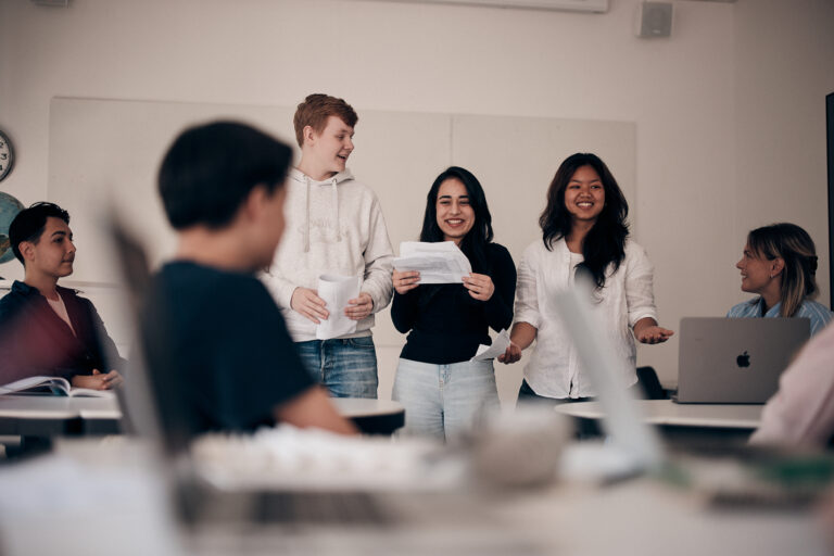 Elever som presenterar inför klassen. 