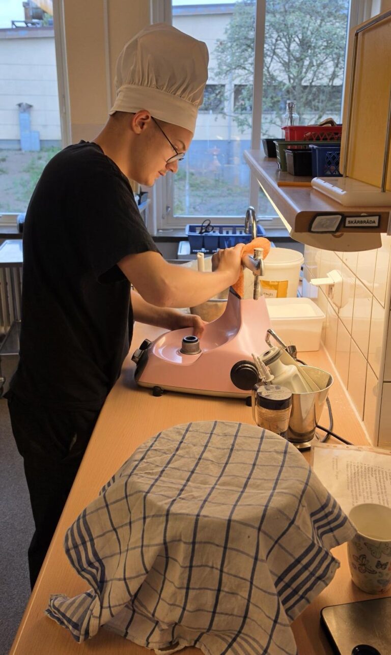 Elev som förbereder för att baka på  Programmet för Hotell, restaurang och bageri.