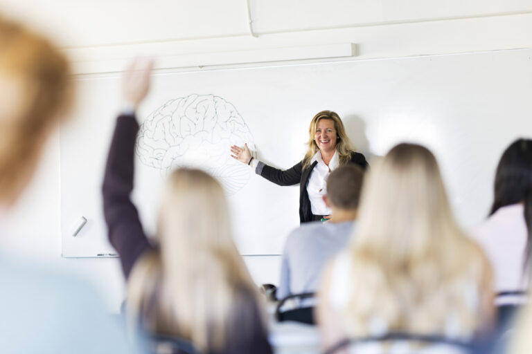 Lärare i ett klassrum med elever