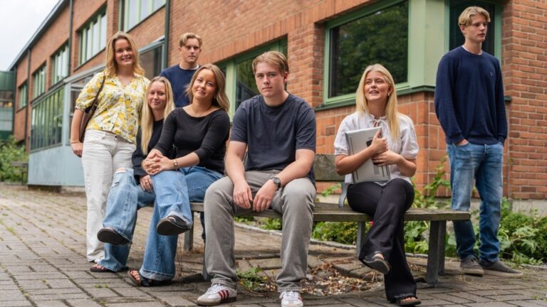 Sju elever på skolgården