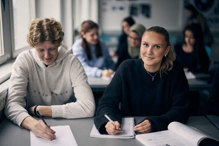 Två elever sitter i klassrum och diskuterar ett Sjölins fall.